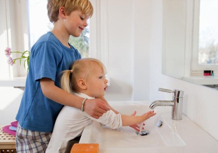 يجب تعريف الطفل بقواعد النظافة الشخصية منذ سن مبكرة. 